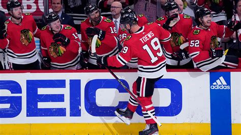 Toews, Blackhawks lose 5-4 to Flyers in finale